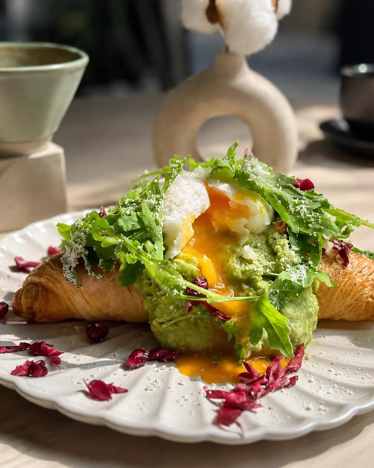 Croissant cu avocado și ou poșat