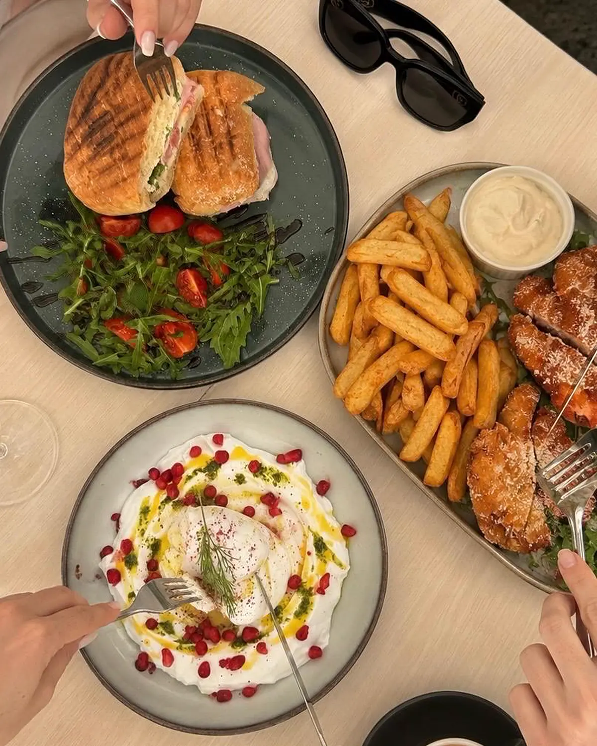 Masă de brunch văzută de sus