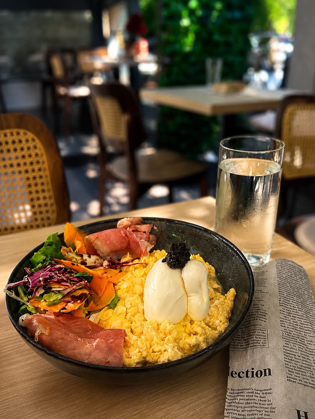 Masă de brunch pe terasa Neighbours, pe Bulevardul Dacia