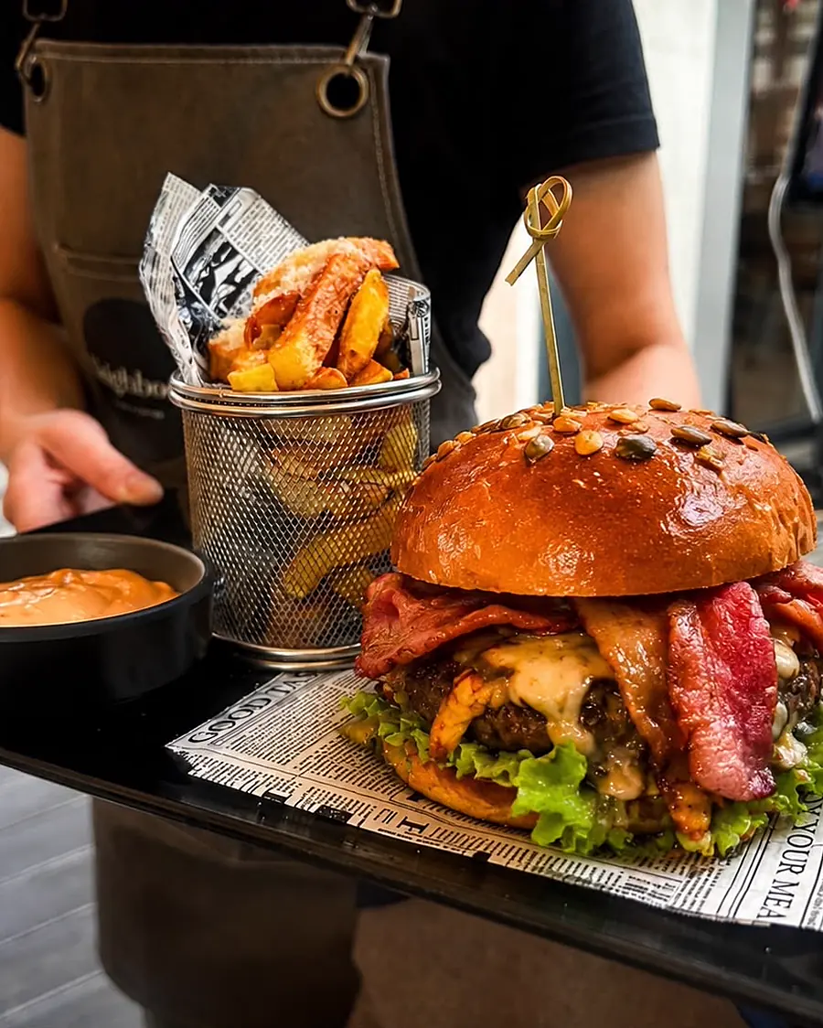 Burger cu cartofi la Neighbours